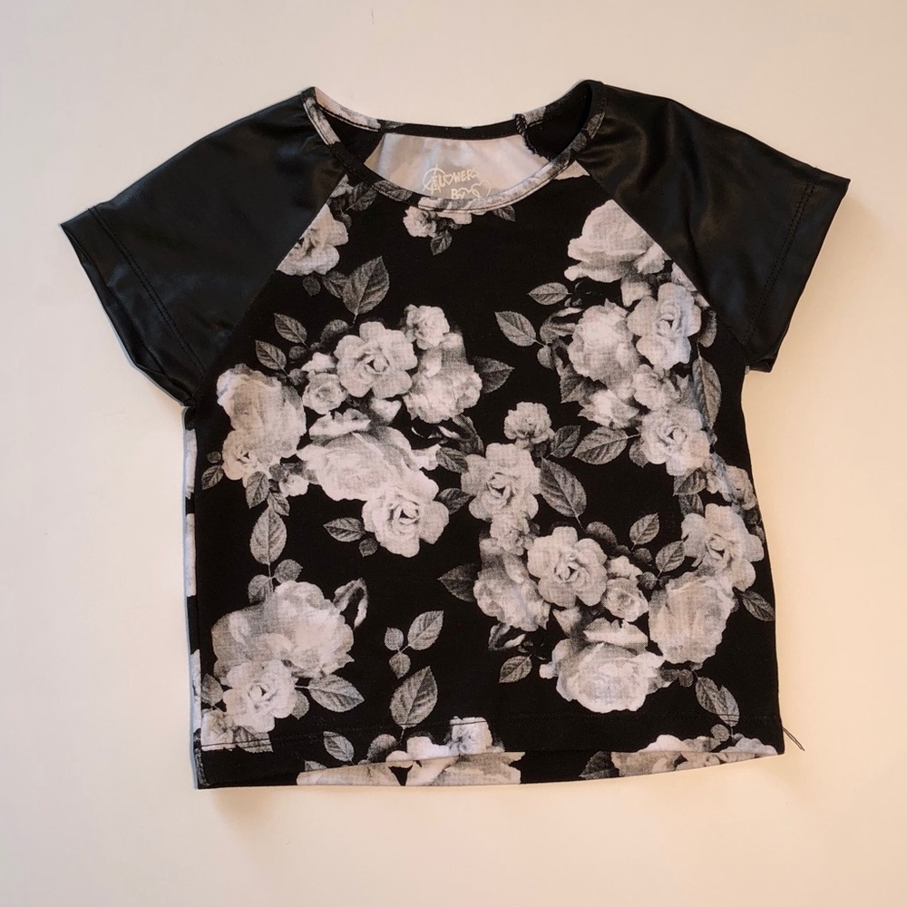 NWOT flowers By zoe floral top w/ pleather sleeve